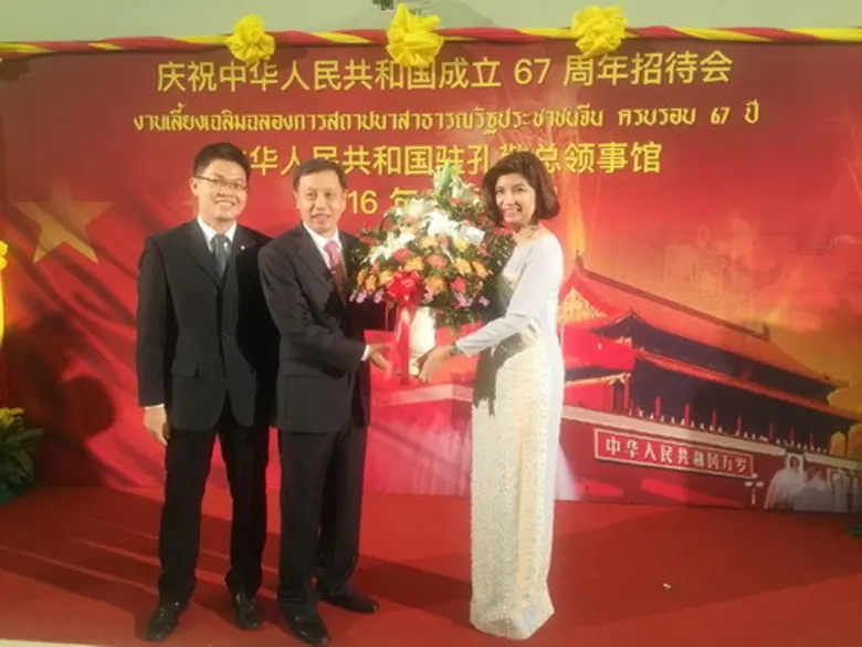 เนตรนภางค์ ธีระวาส (ขวา) รองประธานเจ้าหน้...