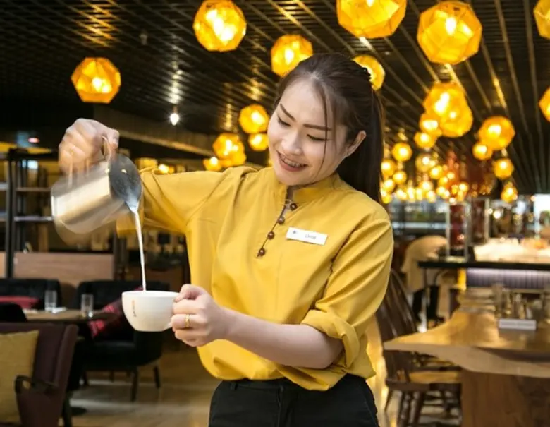 โรงแรมฮิลตัน สุขุมวิท กรุงเทพฯ และโรงแรมด...