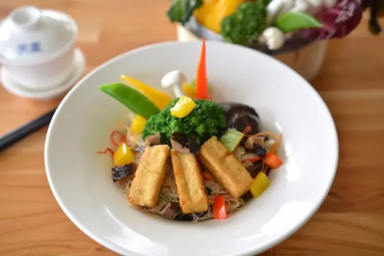 อิ่มบุญทั้งมื้อกลางวันและมื้อค่ำกับเทศกาล...