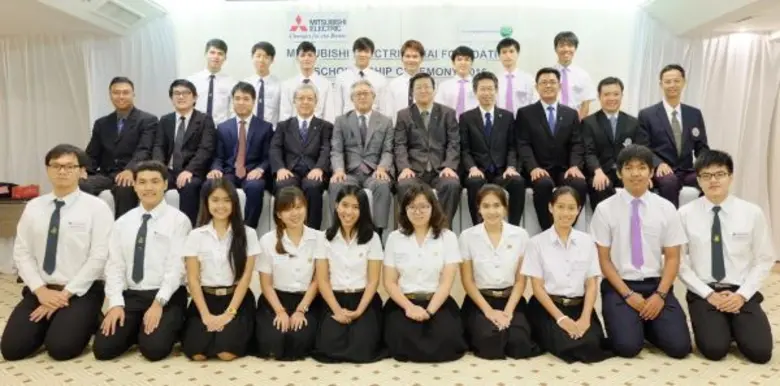 นายชินจิ ซาซากิ (แถวที่ 2 ตำแหน่งที่ 5 จา...