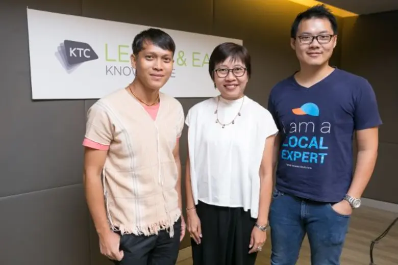 นางสาวพจนีย์พร ชำนาญภักดี (กลาง) ผู้อำนวย...