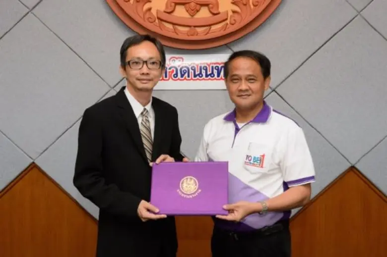 บรรยายภาพ: นายนิสิต จันทร์สมวงศ์ (ขวา) ผู...