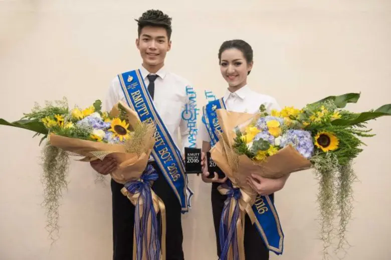 สาวบริหารจับมือหนุ่มสื่อสารมวลชน รับตำแหน่งดาว-เดือน 2016 มทร.ธัญบุรี