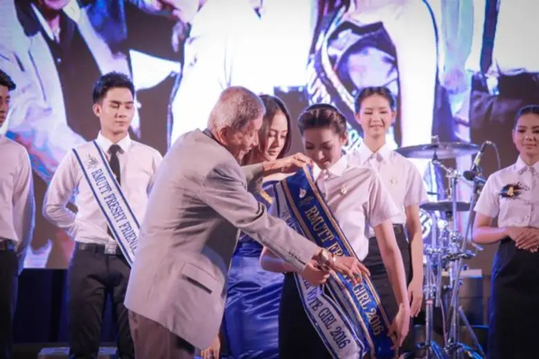 สาวบริหารจับมือหนุ่มสื่อสารมวลชน รับตำแหน่งดาว-เดือน 2016 มทร.ธัญบุรี