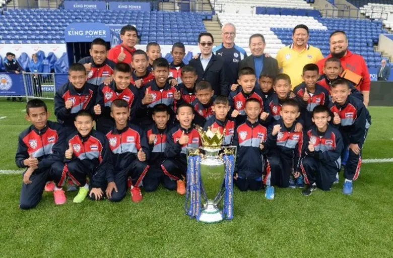 วิชัย ศรีวัฒนประภา (ที่ 3 จากขวา) ประธานส...