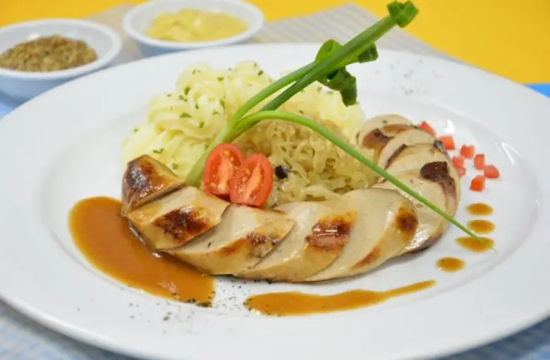 ห้องอาหารเรือนต้น อร่อยสไตล์ตะวันตก ขาหมูเยอรมันทอด และไส้กรอกเนื้อลูกวัวย่าง