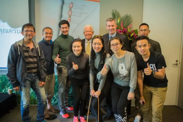 มร.มาร์คัส แบลคมอร์ ประธานบริหาร และ มร.ป...