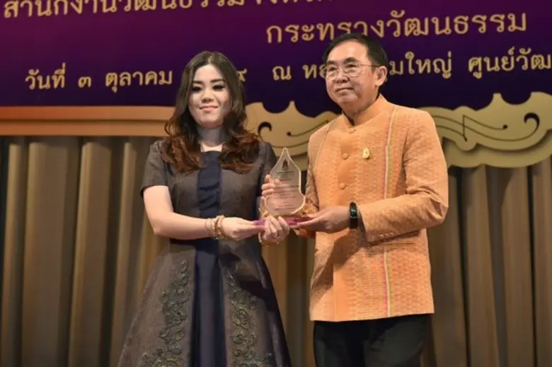 อรุณรุ่ง ศรีวัฒนประภา (ซ้าย) ผู้ช่วยประธา...