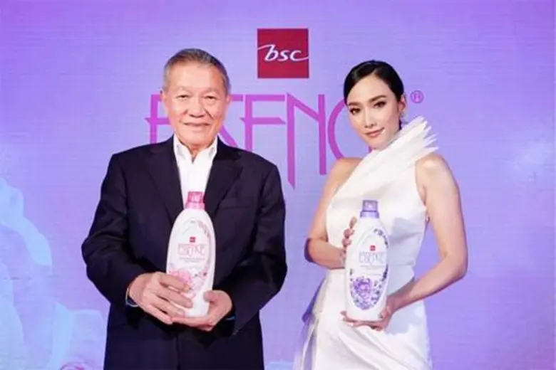 นายบุญเกียรติ โชควัฒนา (ซ้าย) ประธานกรรมก...