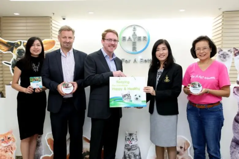 นาย จิม เคนเนลลี่ (สามจากซ้าย) กรรมการผู้...