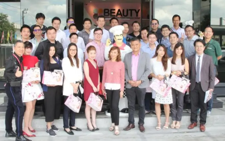 นางสาวศิริการย์ พัฑฒิวีระนนท์ (กลางแถวแรก...