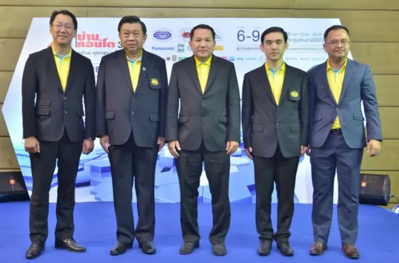 นายสมนึก ตันฑเทอดธรรม (คนแรกซ้าย) ประธานค...