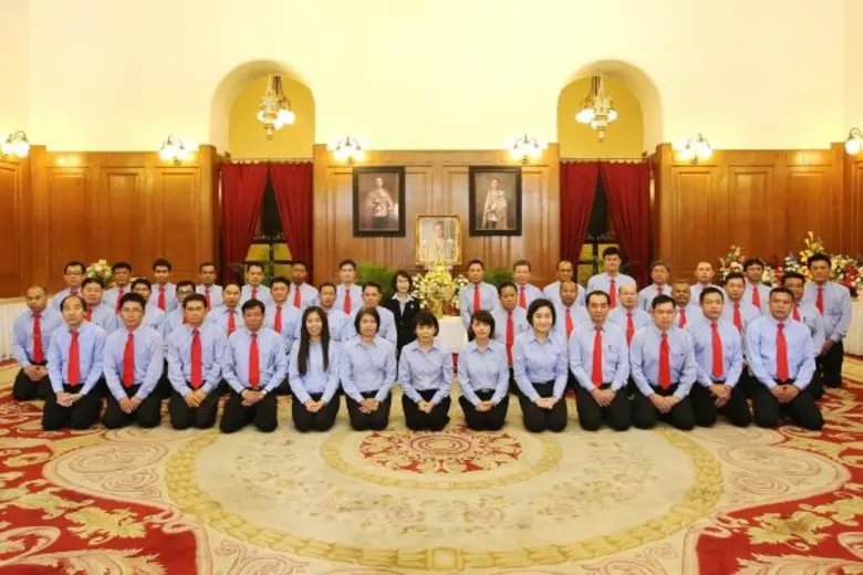 นางนงลักษณ์ ลักษณะโภคิน (ที่ 8 แถวหลังจาก...