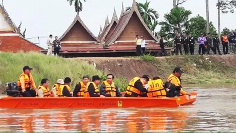 พลเอกประยุทธ์ จันทร์โอชา นายกรัฐมนตรี ลงพื้นที่ติดตามสถานการณ์อุทกภัย จังหวัดพระนครศรีอยุธยา