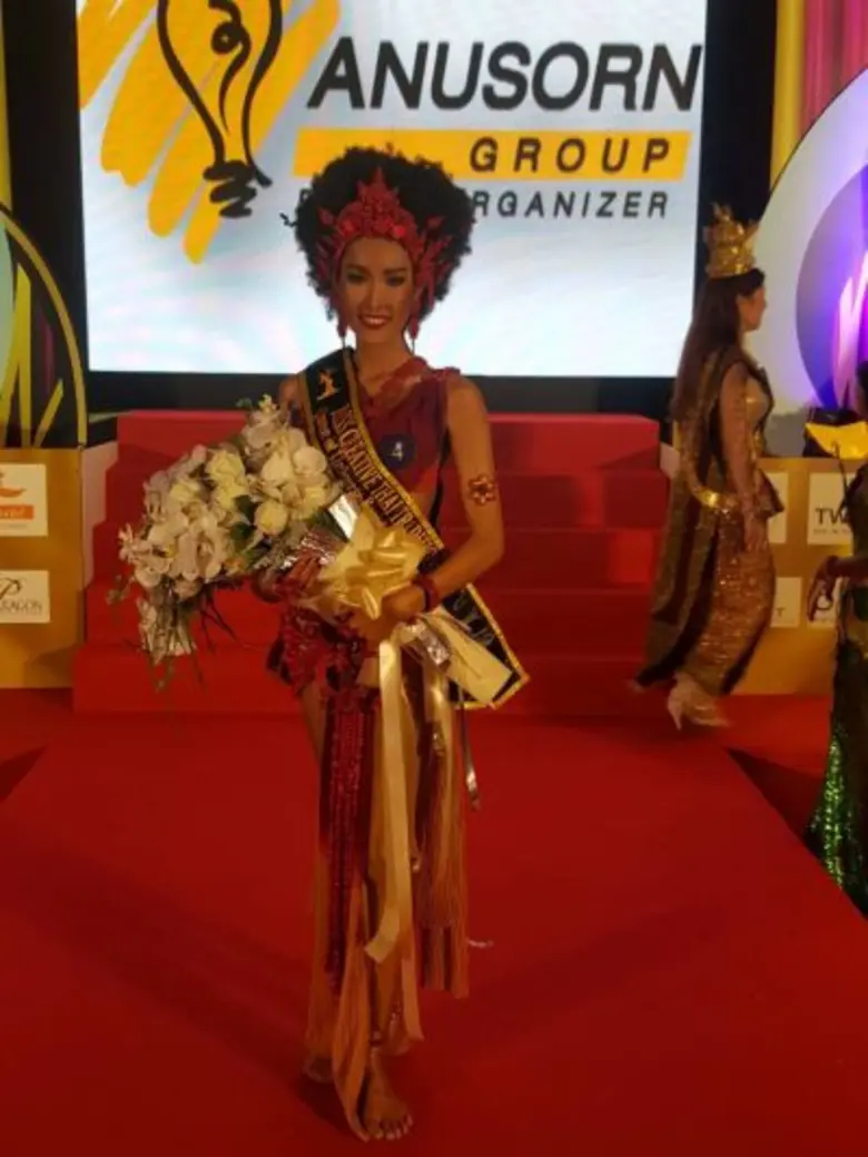 คึกคักห้างแตก! สาวสวยประเภทสองโชว์แซ่บในชุดว่ายน้ำ สะพรึง!!!