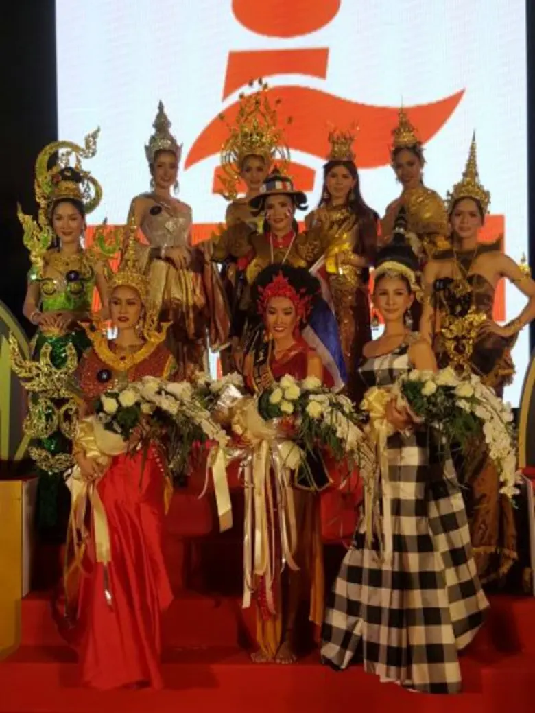 คึกคักห้างแตก! สาวสวยประเภทสองโชว์แซ่บในชุดว่ายน้ำ สะพรึง!!!