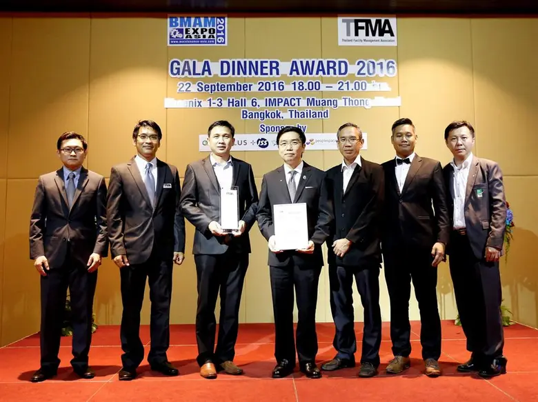 นายชาญ ศิริรัตน์ (ที่สามจากซ้าย) ผู้ช่วยก...