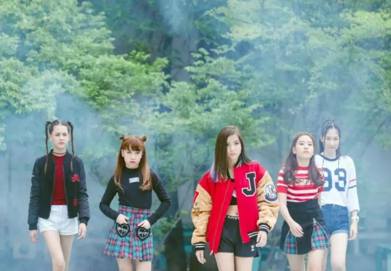 “แองจี้ กามิกาเซ่” ปล่อยหมัดหนัก!! ยกพวกป้องหนุ่มเนิร์ด ใน MV “เข้าใจป่ะ (Act Like a Boy)”