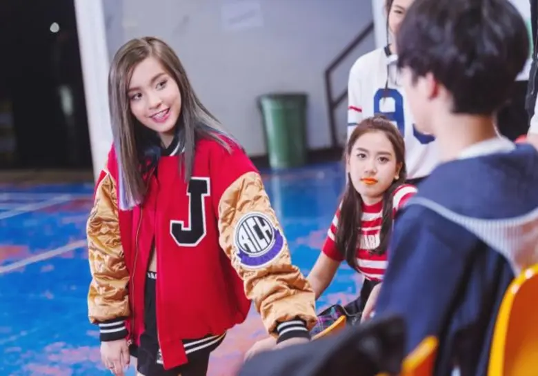 “แองจี้ กามิกาเซ่” ปล่อยหมัดหนัก!! ยกพวกป้องหนุ่มเนิร์ด ใน MV “เข้าใจป่ะ (Act Like a Boy)”