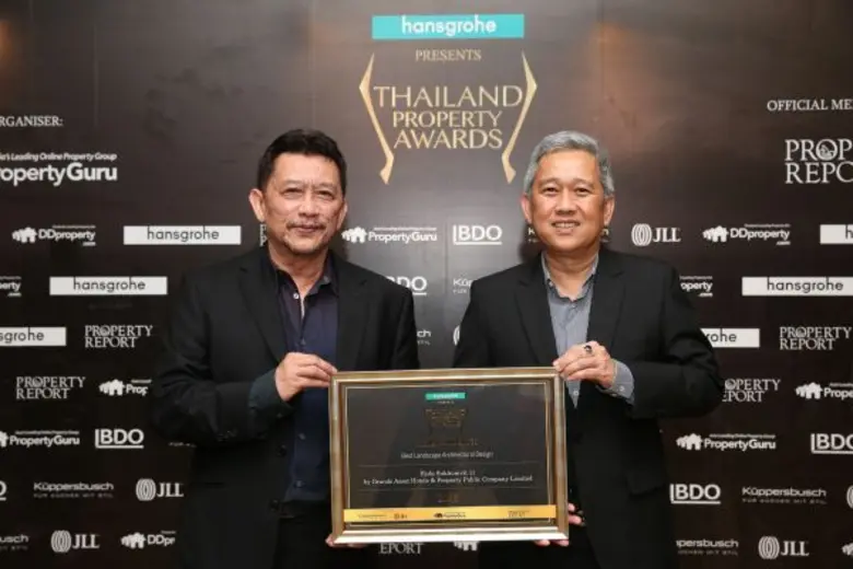 นายวิทวัส วิภากุล (ซ้าย) กรรมการและกรรมกา...