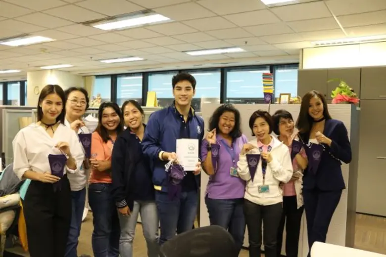 ช่อง 3 นักแสดง “นางอาย” และ “แสงเทียน” แท็กทีมน้องๆ คณะแพทยศาสตร์ศิริราชพยาบาล ร่วมใจกันขายธง วันมหิดล ช่วยเหลือผู้ป่วยด้อยโอกาส โรงพยาบาลศิริราช