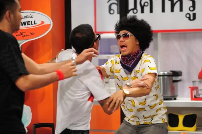 ทีวีไกด์: ซิทคอม "บริษัท ฮาไม่จำกัด"  “ดีเจพล่ากุ้ง”  ซ่าไม่ออก ถูก “ตั๊ก – บอล – แจ๊ส” รวบ!!! แย่งของหวง ใน บริษัท ฮาไม่จำกัด