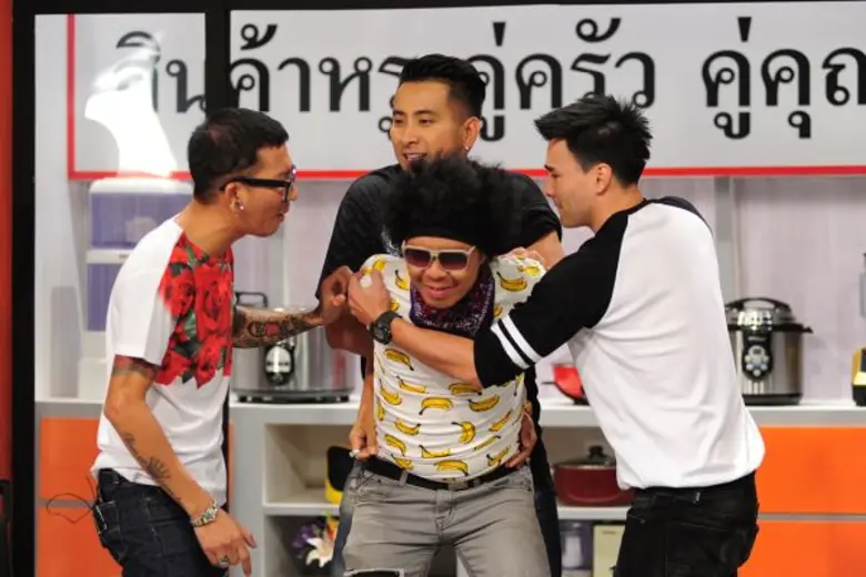 ทีวีไกด์: ซิทคอม "บริษัท ฮาไม่จำกัด"  “ดีเจพล่ากุ้ง”  ซ่าไม่ออก ถูก “ตั๊ก – บอล – แจ๊ส” รวบ!!! แย่งของหวง ใน บริษัท ฮาไม่จำกัด