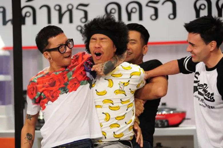 ทีวีไกด์: ซิทคอม "บริษัท ฮาไม่จำกัด"  “ดีเจพล่ากุ้ง”  ซ่าไม่ออก ถูก “ตั๊ก – บอล – แจ๊ส” รวบ!!! แย่งของหวง ใน บริษัท ฮาไม่จำกัด