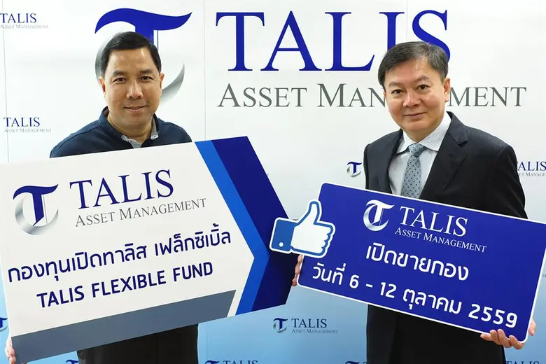 คุณฉัตรพี ตันติเฉลิม (ซ้าย) ประธานเจ้าหน้...