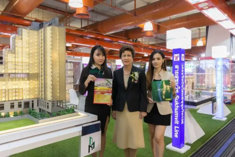 ดร.อาภา อรรถบูรณ์วงศ์ (ตรงกลาง) ประธานกรร...