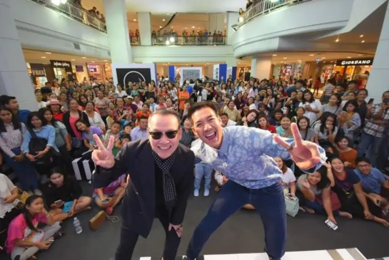 แฟนคลับกรี๊ดหนักมาก! “เวียร์” ปลื้ม!! บุกโรดโชว์ “ไอ-ดี @ เซ็นทรัลฯ อุดร”