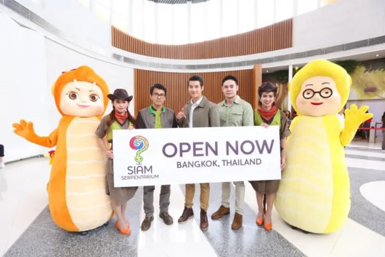 จากซ้าย : นายฐวัฒน์ สมมะโนพัฒน์ ผู้อำนวยก...