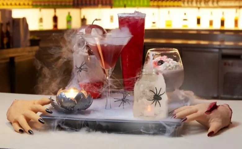 ฉลองต้อนรับเทศกาลวันฮัลโลวีน สตูดิโอ บาร์...