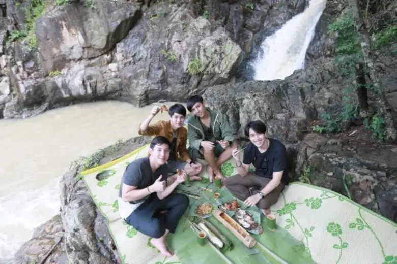 ทีวีไกด์: รายการ "โตแล้ว" “เฟย” ชอบพิธีกร “โตแล้ว” เผยตัวตนขาลุย ล่าสุดได้ล่องแก่งรถอีแต๊ก ที่ จ.อุดรธานี