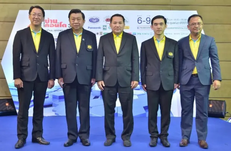 นายสมนึก ตันฑเทอดธรรม (คนแรกซ้าย) ประธานค...