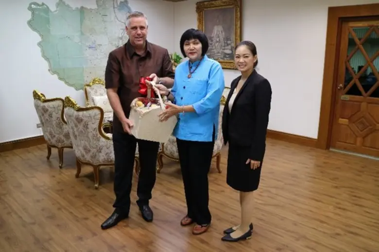 ปีเตอร์ นิลสัน (ที่ 1 จากซ้าย) ผู้จัดการโ...