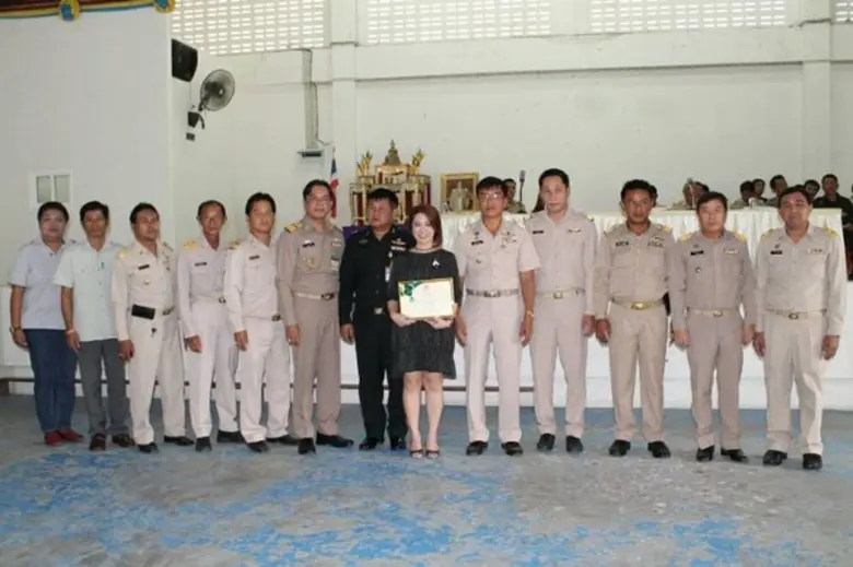 นายมนตรี วายุพา นายอำเภอบางสะพาน มอบใบประ...