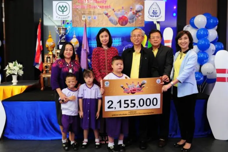 นายชัยวัฒน์ ตรียานุวัฒน์(กลาง) รองกรรมการ...