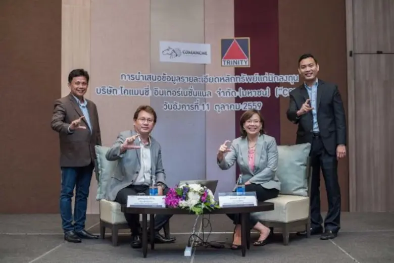 คุณสมบูรณ์ ศุขีวิริยะ (นั่งฝั่งซ้าย) ประธ...