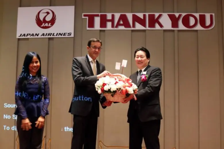 เมื่อเร็วๆนี้ คริสตอฟ เจอโฟรย์ (กลาง) ผู้...