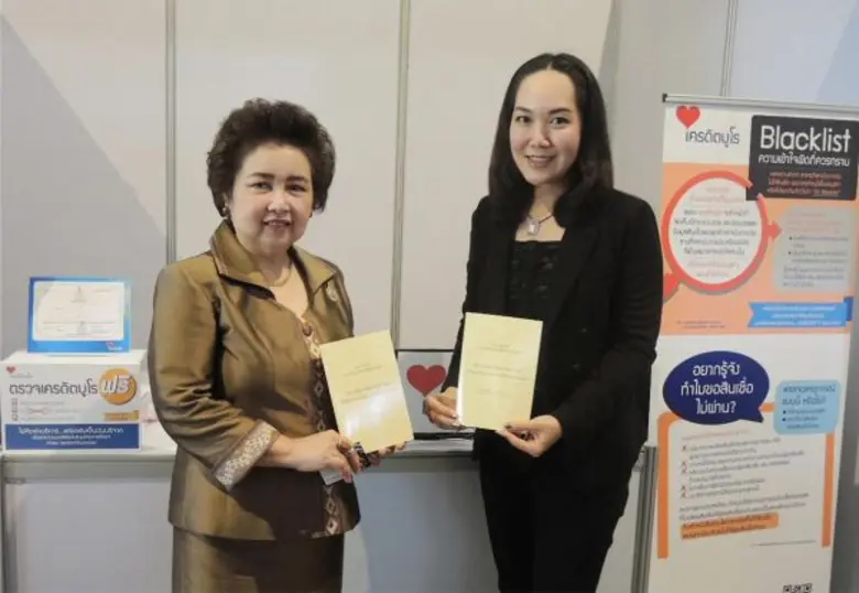 ดร.อรรชกา สีบุญเรือง (ซ้าย) รัฐมนตรีว่ากา...