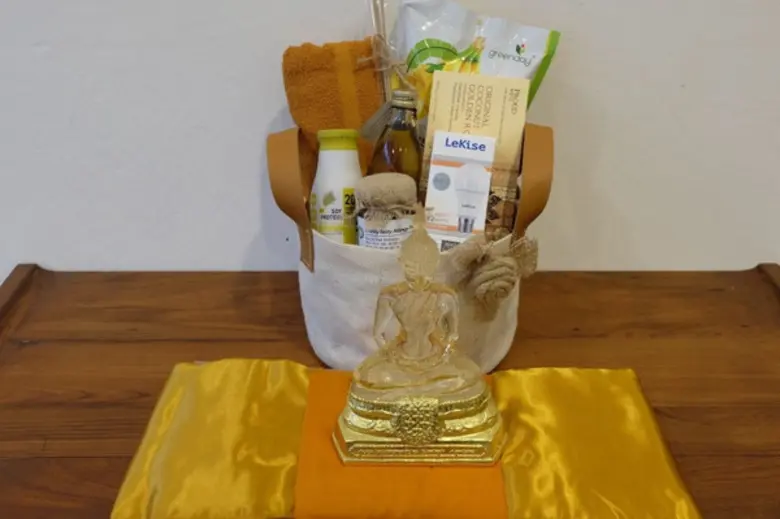 ทำบุญในวันออกพรรษา เลือกอะไรใส่สังฆทานดี ?