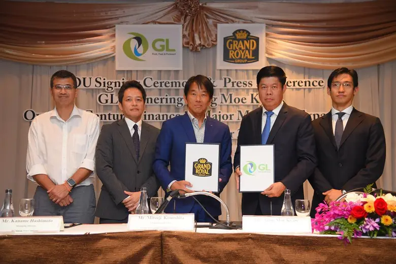 นายมิทซึจิ โคโนชิตะ (1.) (กลาง) ประธานกรร...