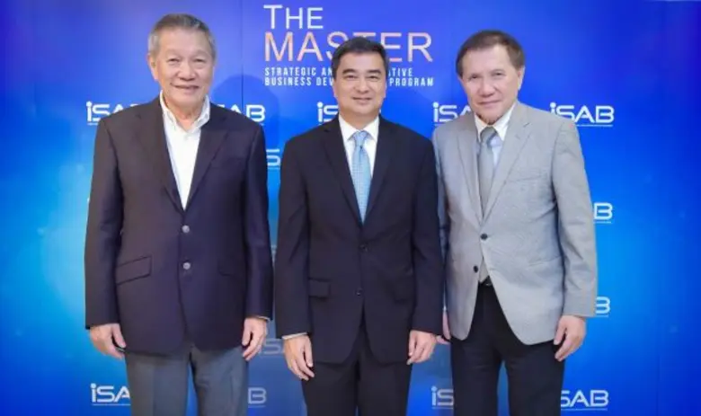 นายบุญเกียรติ โชควัฒนา (ซ้าย) ประธานสถาบั...