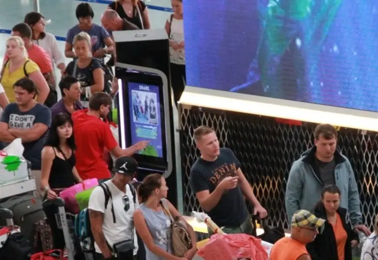 เปิดแล้ว Social Life Tower สื่อ LED Interactive กลางสนามบินภูเก็ต