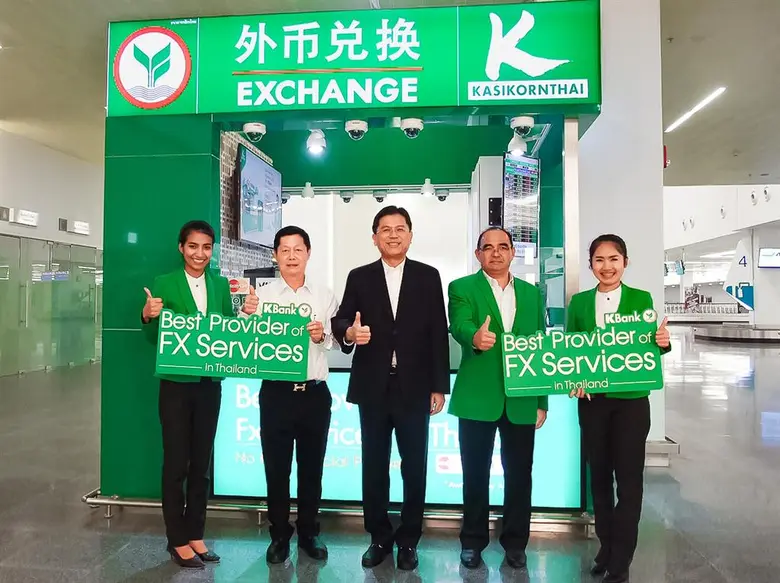 นายปรีดี ดาวฉาย (กลาง) กรรมการผู้จัดการ ธ...