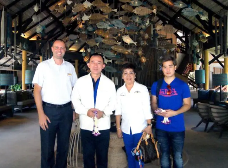 มร.โทมัส เฮน (ซ้ายสุด) ผู้จัดการทั่วไป โรงแรมเคปพัน...