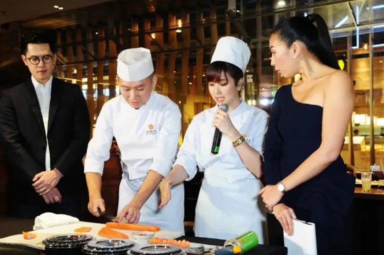 ร้านอาหารญี่ปุ่นเซ็น เปิดบ้านชวนคนดังเข้าครัวปรุง “ข้าวหน้าปลาแซลมอน 3 สไตล์”