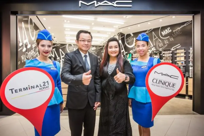 ในภาพ นายประเสริฐ ศรีอุฬารพงศ์ (ซ้าย) กรร...