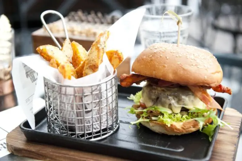 เดอะ สปีคอีซี่ รูฟท็อปบาร์ โฮเทล มิวส์ แบ...